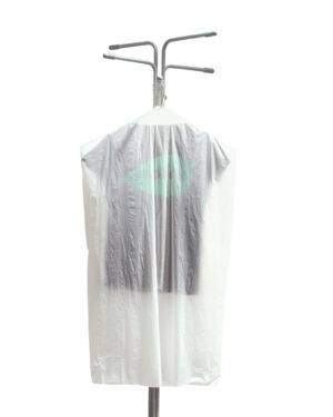 NaKu Kleidersack aus Biokunststoff am Kleiderständer.